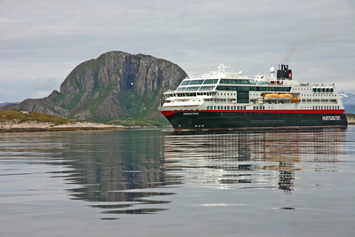Cruiseskibet Hurtigruten passerer Torkhatten